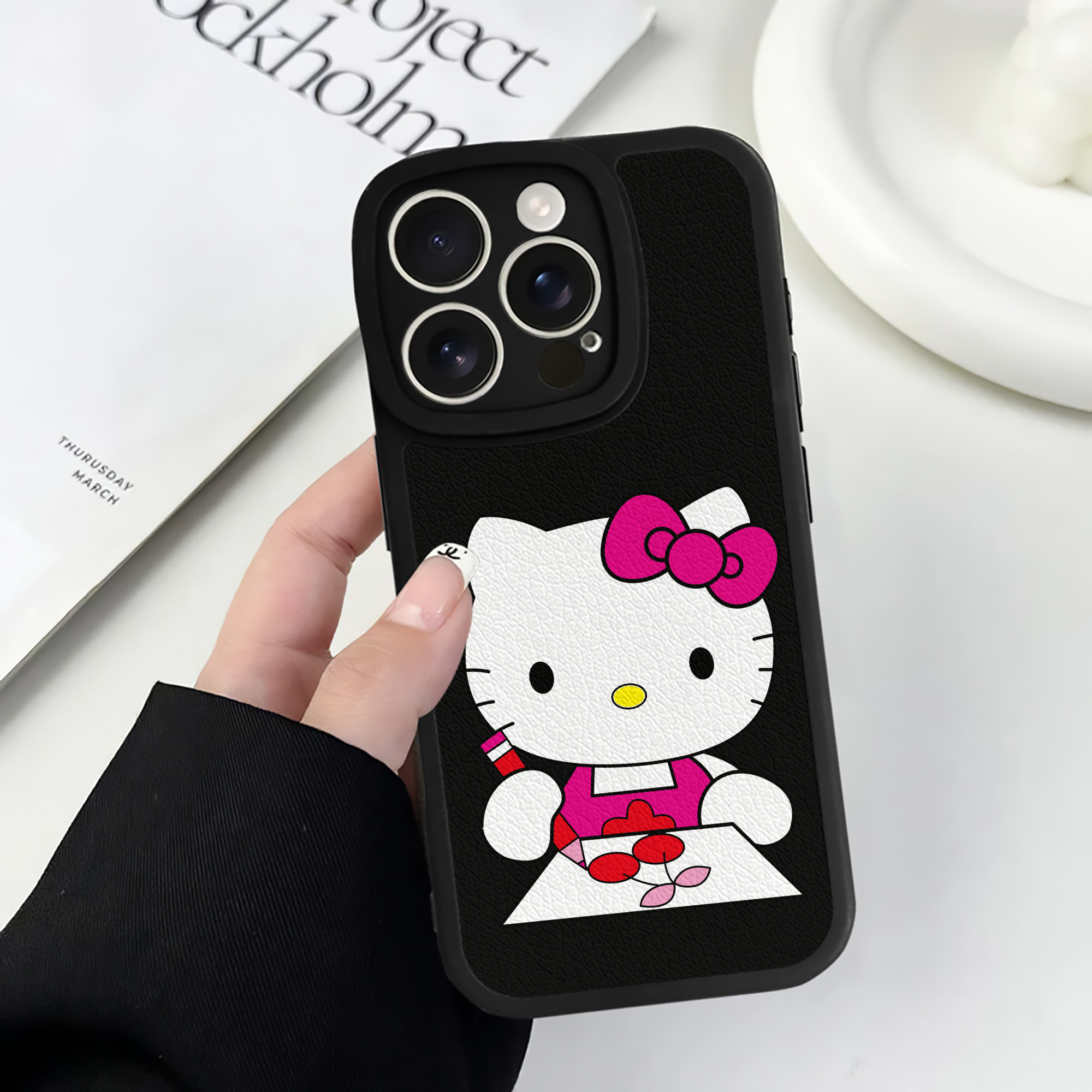 （画像用） Hello Kitty ハローキティ 【iPhone 16シリーズ対応】シリコンスマホケース（レザー調） 材質：シリコン